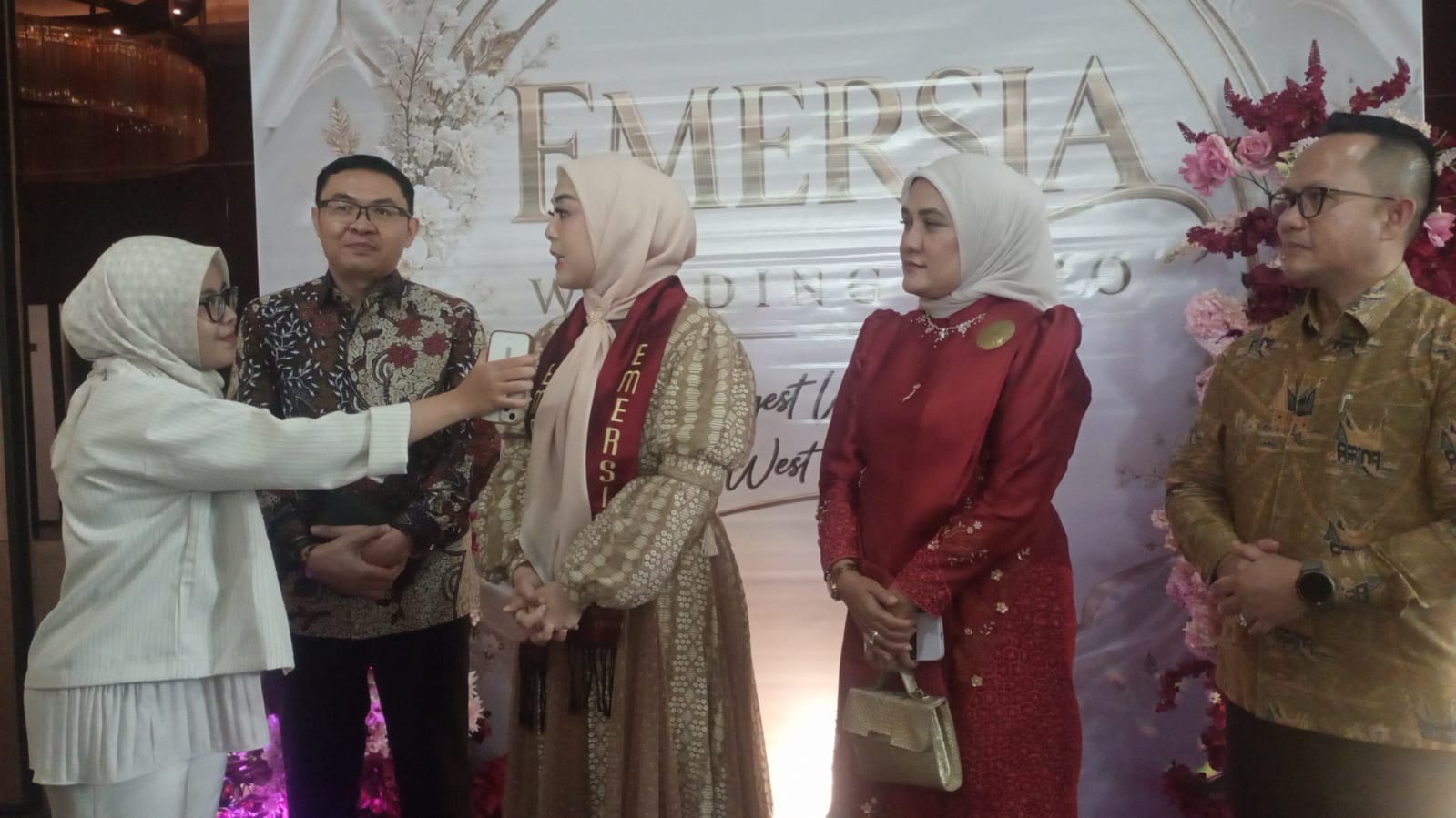Ny. Dianita Maulin Vasco saat wawancara dengan awak media. (chandra antoni)